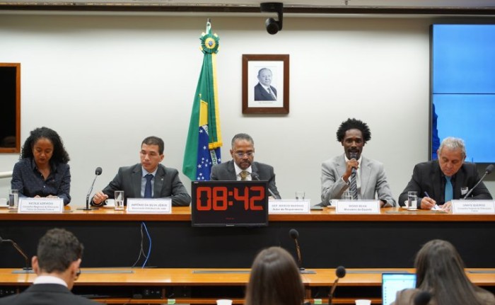 Márcio Marinho (centro) defendeu maior apoio público à prática de artes marciais - (Foto: Will Shutter / Câmara dos Deputados)