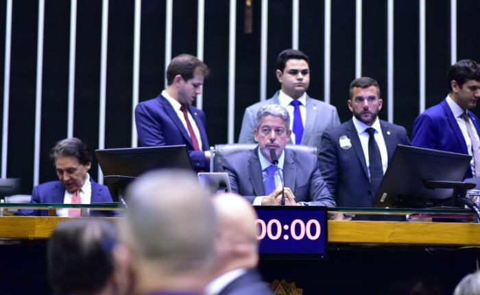 Arthur Lira (C) preside a sessão do Plenário - (Foto: Zeca Ribeiro/Câmara dos Deputados)