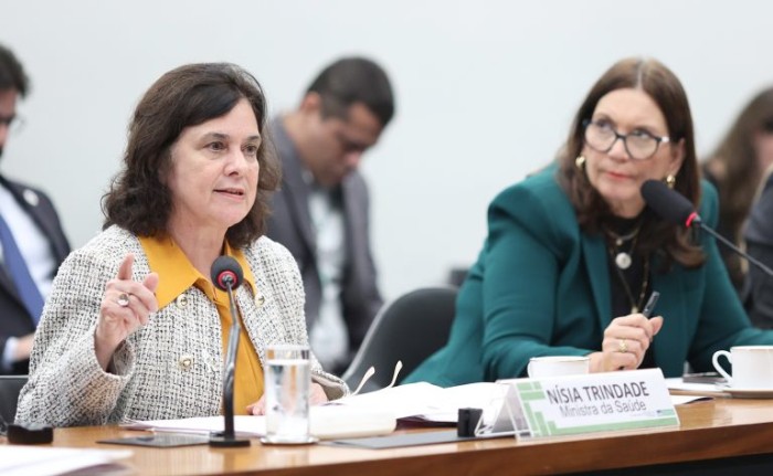 Nísia Trindade (E): compras decorreram do baixo estoque dos produtos no Brasil - (Foto: Myke Sena / Câmara dos Deputados)