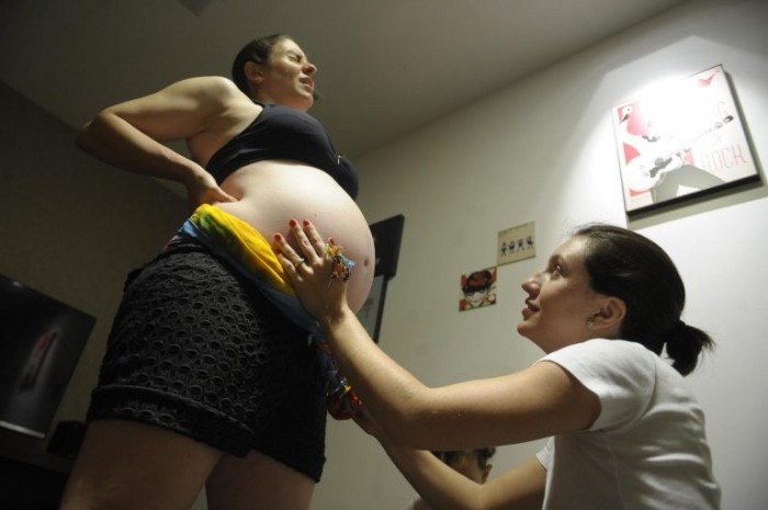 Doula auxilia gestante durante parto realizado em casa - (Foto: Jefferson Rudy/Agência Senado)