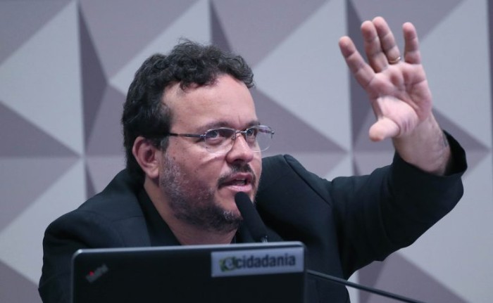 Adriano Machado disse que não teve escolha a não ser cumprimentar invasores - (Foto: Bruno Spada/Câmara dos Deputados)