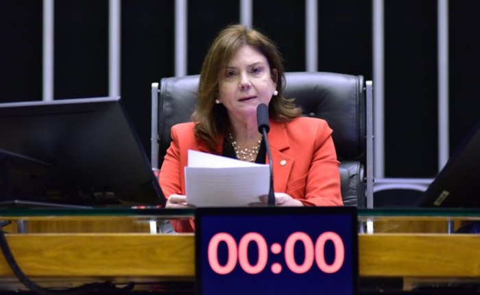 A relatora, deputada Fernanda Pessoa, recomendou a aprovação com mudanças no texto original - (Foto: Zeca Ribeiro / Câmara dos Deputados)