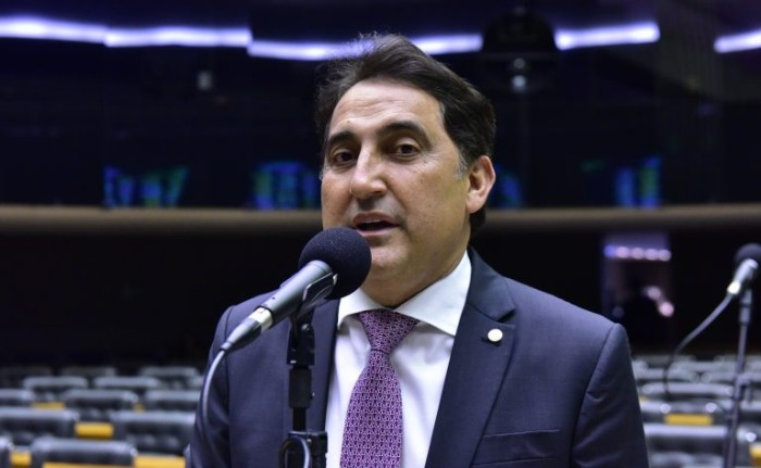 Gilvan Maximo reuniu conteúdos de três projetos em um único texto - (Foto: Zeca Ribeiro/Câmara dos Deputados)