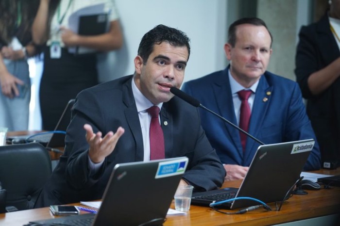 Ricardo Ayres recomendou a aprovação de substitutivo - (Foto: Pablo Valadares / Câmara dos Deputados)