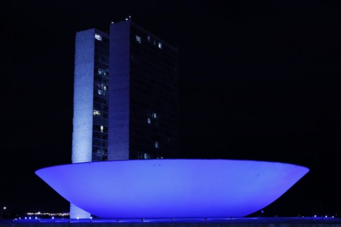 Congresso iluminado de azul em homenagem ao Dia do Autismo - (Foto: Cleia Viana/Câmara dos Deputados)