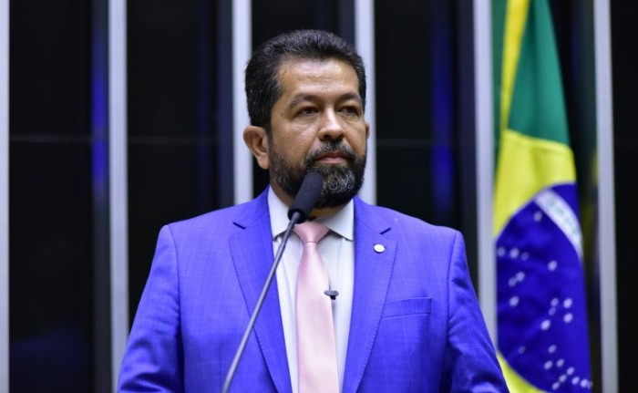 O relator, deputado Henderson Pinto, recomendou a aprovação do projeto - (Foto: Zeca Ribeiro/Câmara dos Deputados)