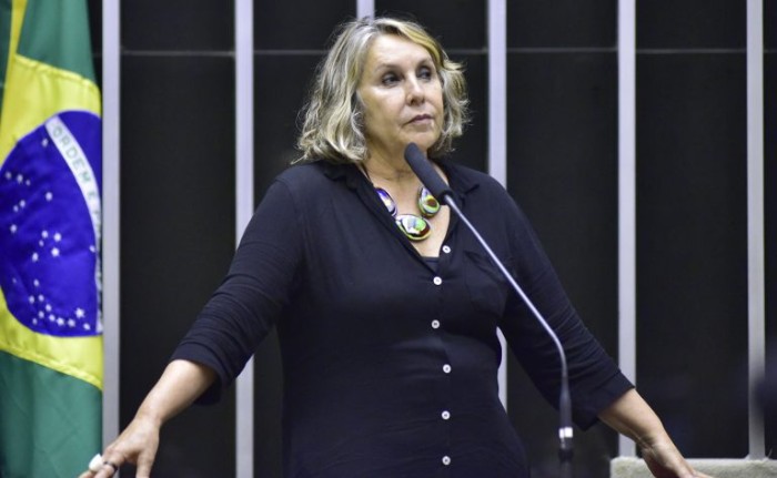 A relatora, deputada Erika Kokay, recomendou a aprovação da proposta - (Foto: Zeca Ribeiro / Câmara dos Deputados)