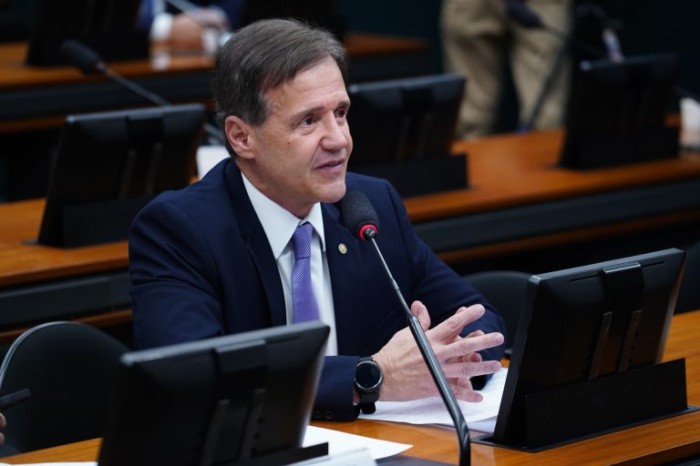 O relator, deputado Aluisio Mendes, recomendou a aprovação da proposta - (Foto: Pablo Valadares/Câmara dos Deputados)