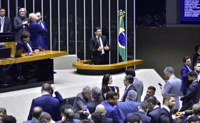 Câmara votou o projeto em 22 de agosto, com parecer do deputado Claudio Cajado (C) - (Foto: Zeca Ribeiro/Câmara dos Deputados)