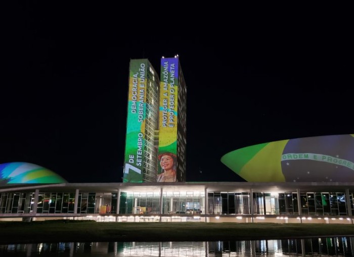 Imagens são exibidas nas cúpulas e nas torres do Senado e da Câmara - (Foto: Pierre Triboli/Câmara dos Deputados)