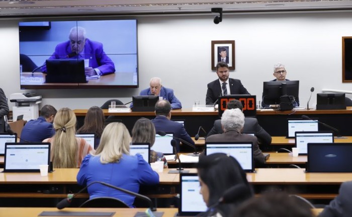Antonio Carlos Rodrigues (E) apresentou parecer nesta quarta-feira (13) - (Foto: Gilmar Félix/Câmara dos Deputados)