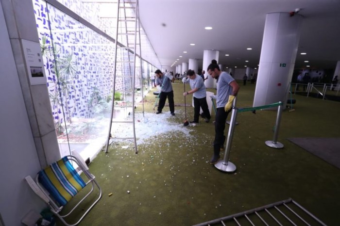 Funcionários recolhem vidros quebrados na Câmara no dia seguinte à invasão - (Foto: Bruno Spada/Câmara dos Deputados)