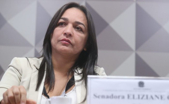 General Dutra responde a perguntas de deputados e senadores - (Foto: Bruno Spada / Câmara dos Deputados)