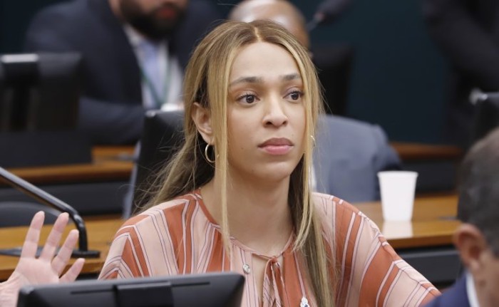Erika Hilton relatou a proposta na comissão - (Foto: Gilmar Félix / Câmara dos Deputados)