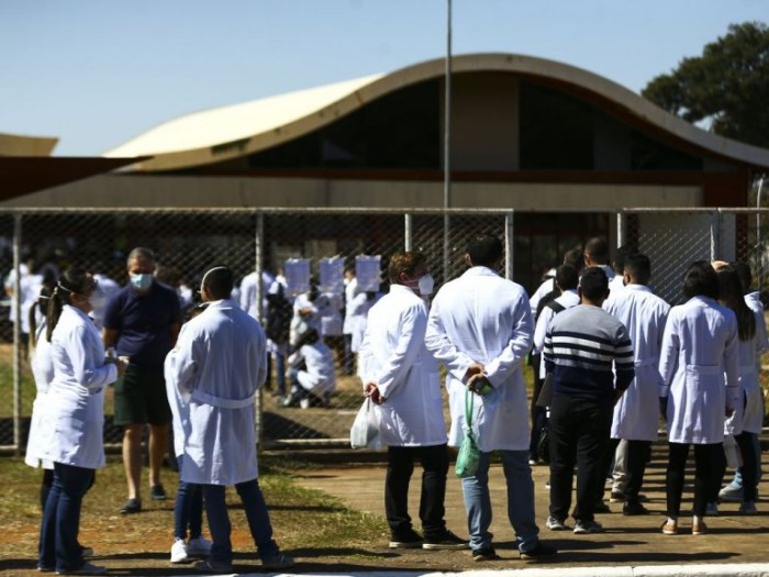 Médicos no local de prova do Revalida - (Foto: Marcelo Camargo/Agência Brasil)