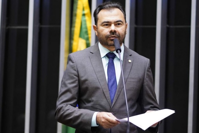 Idilvan Alencar recomendou a aprovação do projeto - (Foto: Pablo Valadares/Câmara dos Deputados)