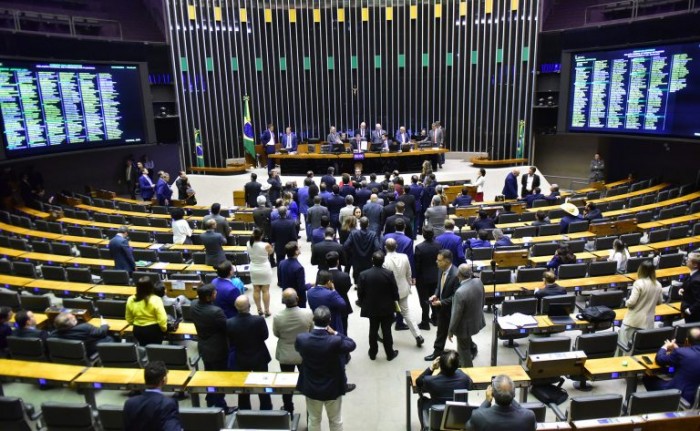 Deputados analisam propostas no Plenário - (Foto: Zeca Ribeiro/Câmara dos Deputados)