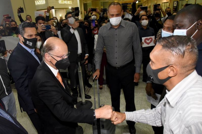 Missionários expulsos foram recebidos em São Paulo pelo bispo Edir Macedo - (Foto: Divulgação)