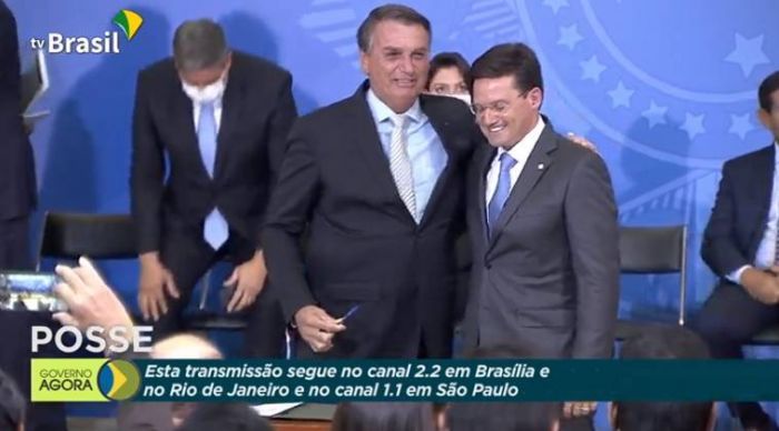 Bolsonaro e o novo ministro da Cidadania, João Roma - (Foto: Reprodução/TV Brasil)
