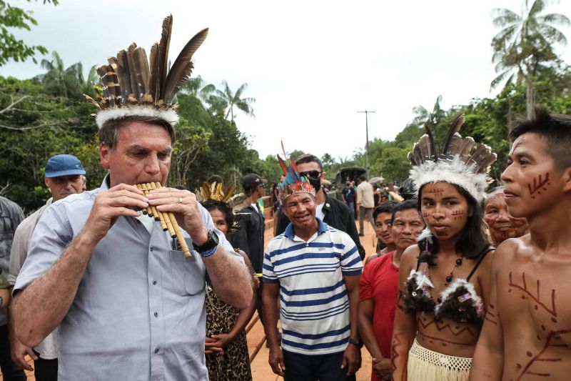 Bolsonaro durante visita a comunidade indígena no Amazonas: 'Eles querem produzir' - (Foto: Marcos Corrêa/PR - 27.05.2021)