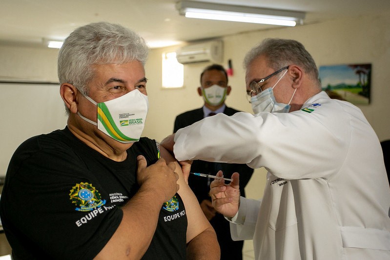 Queiroga vacina o ministro da Ciência e Tecnologia, Marcos Pontes - (Foto: Divulgação/Ministério da Saúde)